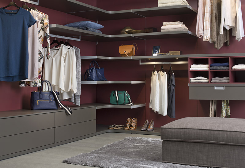 Walk in closet planken en hangers op maat